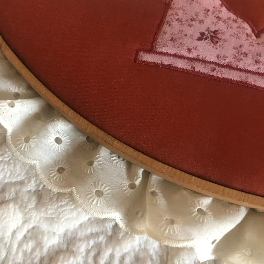 LARGE VINTAGE QUILTED EMBROIDERY ART IN WOODEN HOOP FRAME - Picture 6 of 8